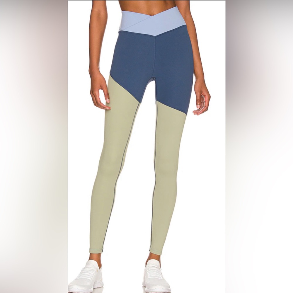 WEWOREWHAT Colorblocked Splice Legging in Pale Navy Multi + matching sports bra!